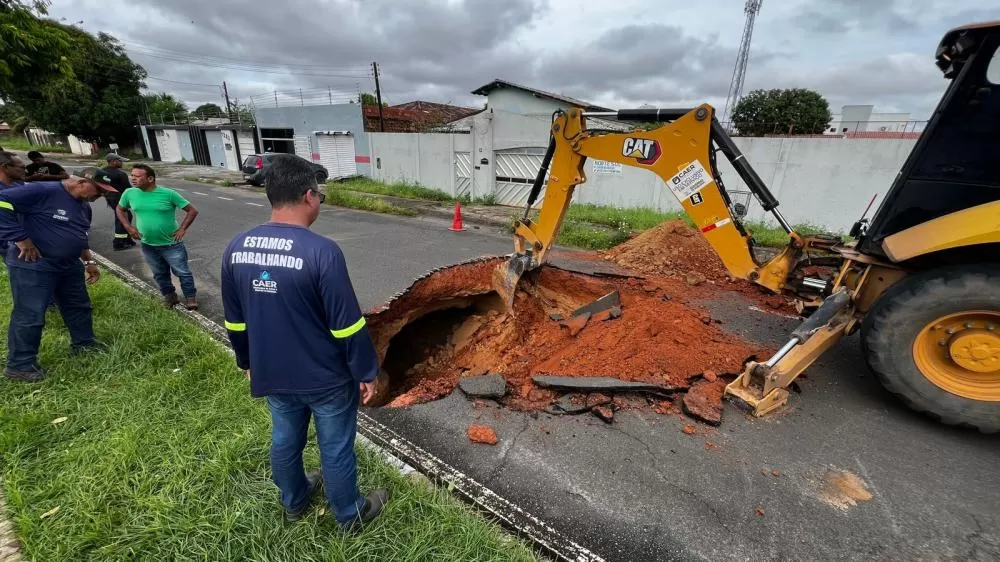 A adutora apresentou rompimento nas primeiras horas da manhã devido à pressão da água.