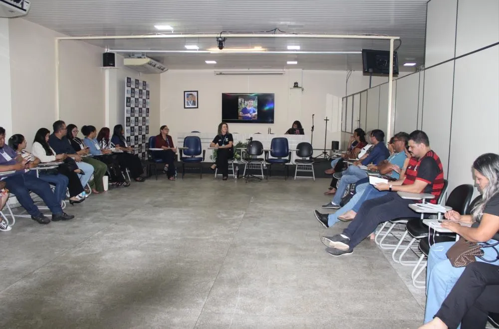 Professores e coordenadores pedagógicos trocam experiências para melhorar EJA em Roraima