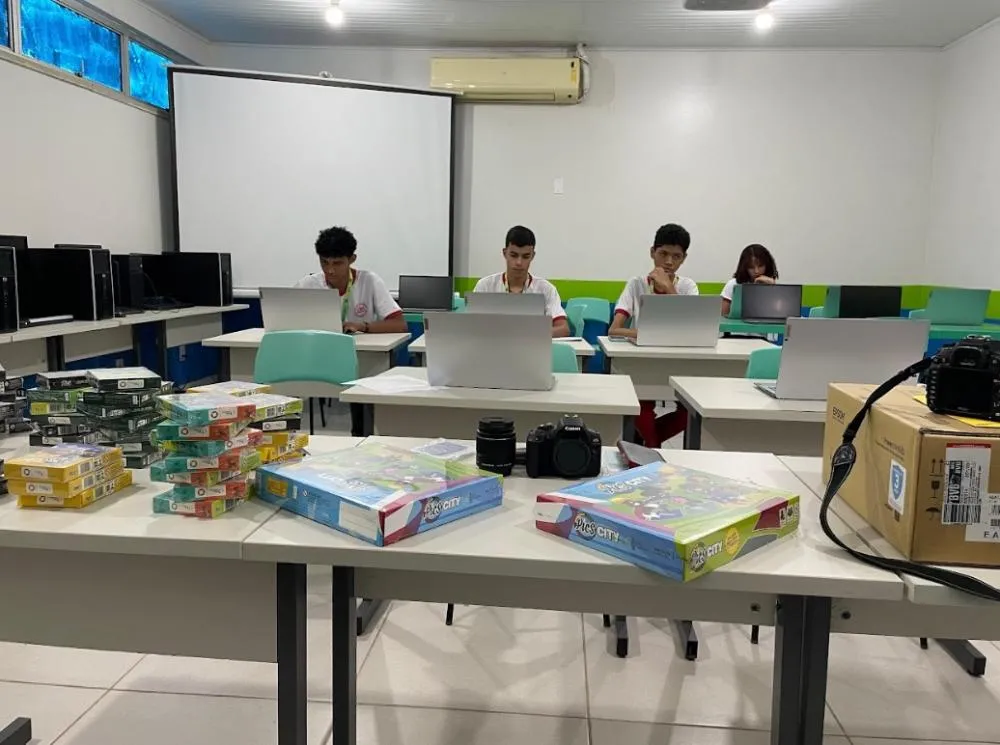 Escolas Monteiro Lobato e Olavo Brasil recebem R$ 100 mil em equipamentos para laboratórios de informática