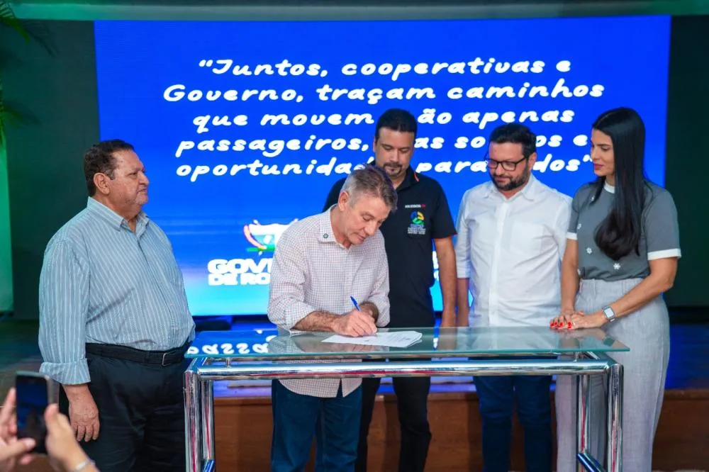 Governo de Roraima entrega autorizações a 12 cooperativas de transporte alternativo intermunicipal
