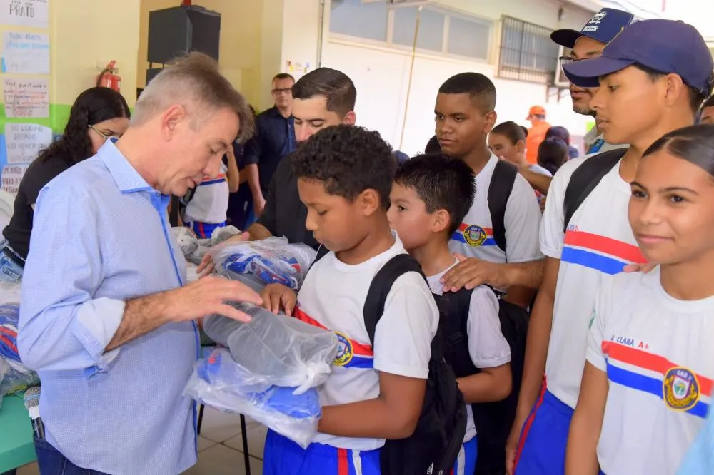 Governo de Roraima ultrapassa 12 mil kits de uniformes entregues a estudantes da rede estadual