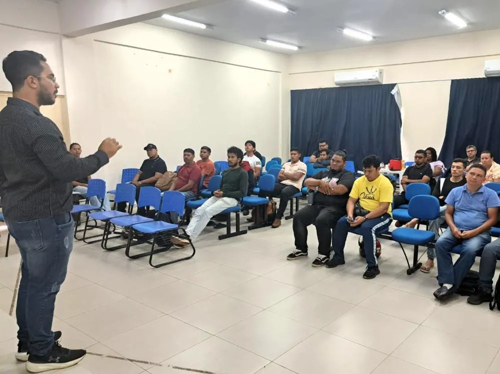 Regentes de bandas e fanfarras escolares de Roraima participam de curso de formação