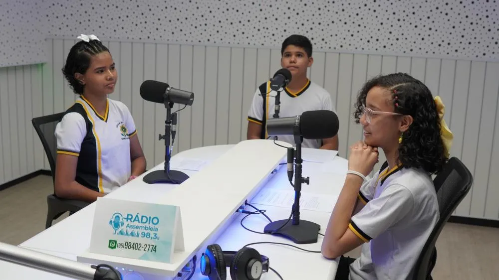 Estudantes gravam telejornal no estúdio da Rádio Assembleia 