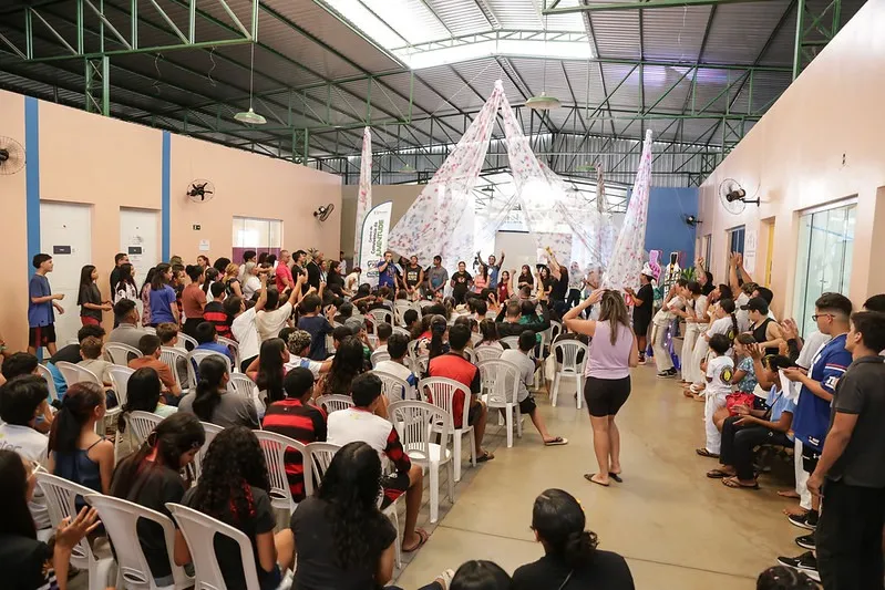 Gincana com diversas atividades integra alunos e não alunos durante o recesso escolar