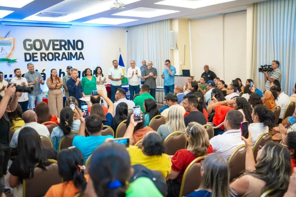 Governo assina decreto de estabilidade de 322 professores aprovados no estágio probatório