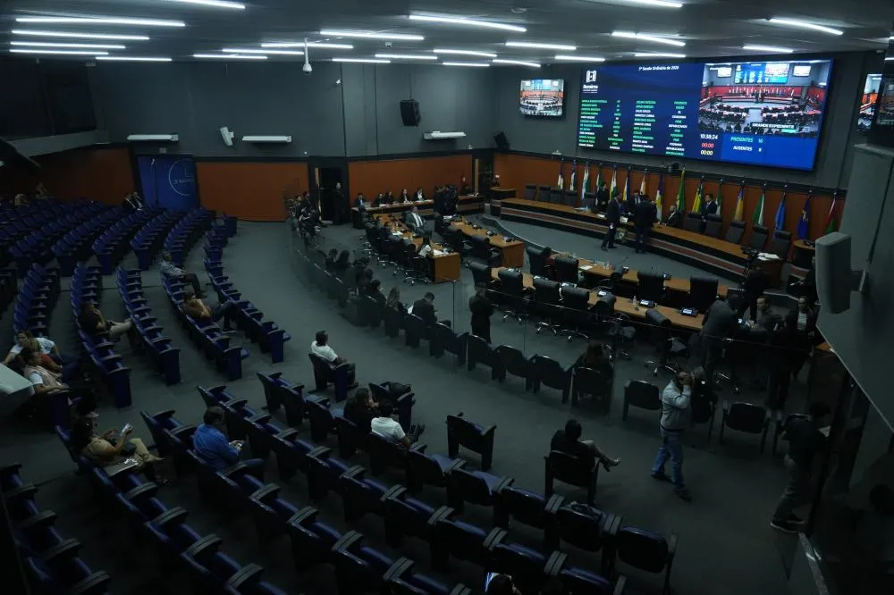 Deputados derrubam veto do governo e mantêm projeto sobre bronzeamento artificial