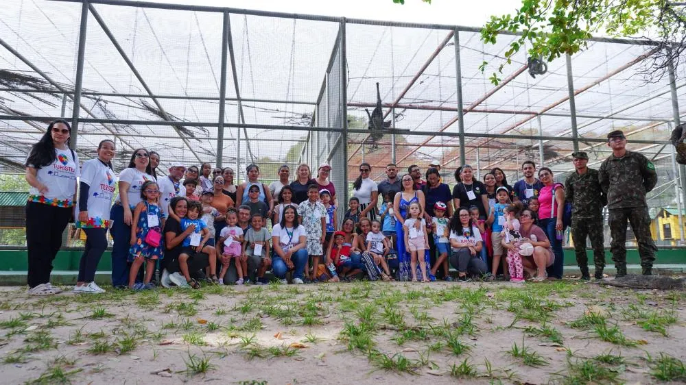 Turistea leva crianças do Teamarr a visita guiada no zoológico do 7º BIS