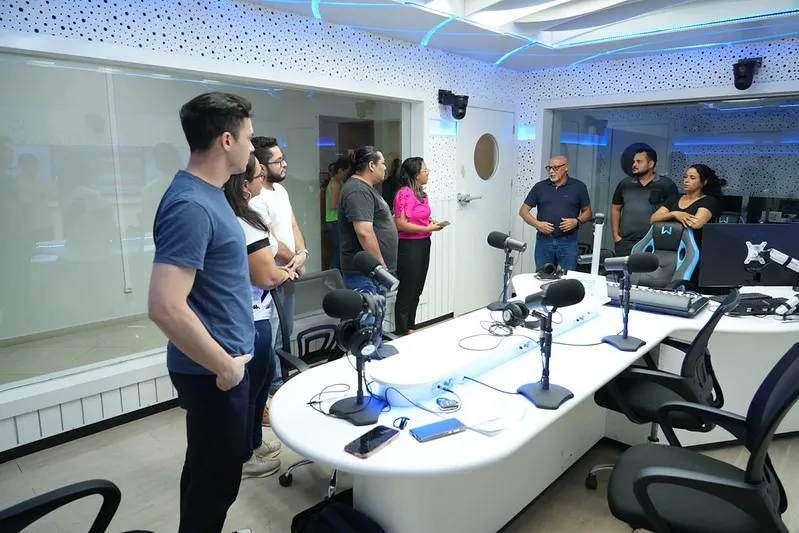 Alunos vivenciam primeira aula prática do curso de radialista no estúdio da ALERR