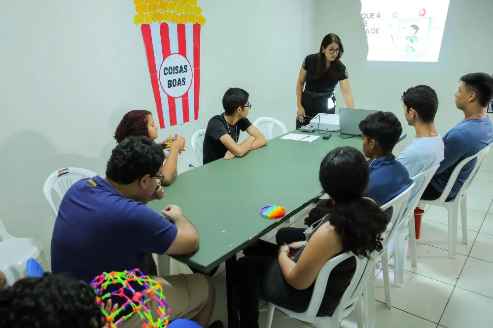Adolescentes do Teamarr participam de palestra sobre uso consciente das redes sociais