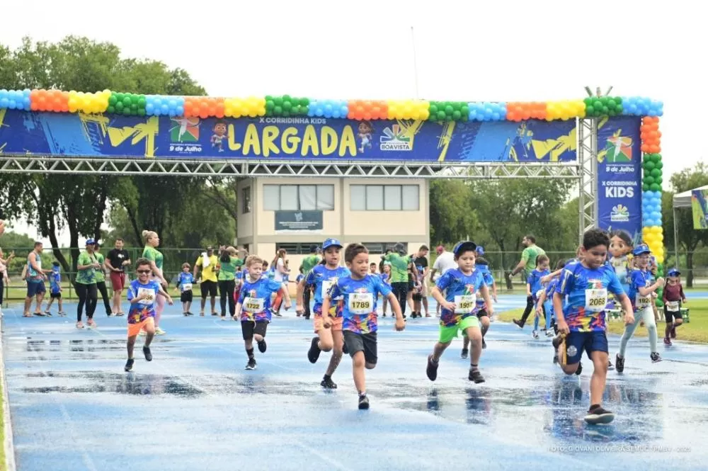 Miniatletas e famílias se divertem enm corridinhas que celebram aniversário da capital