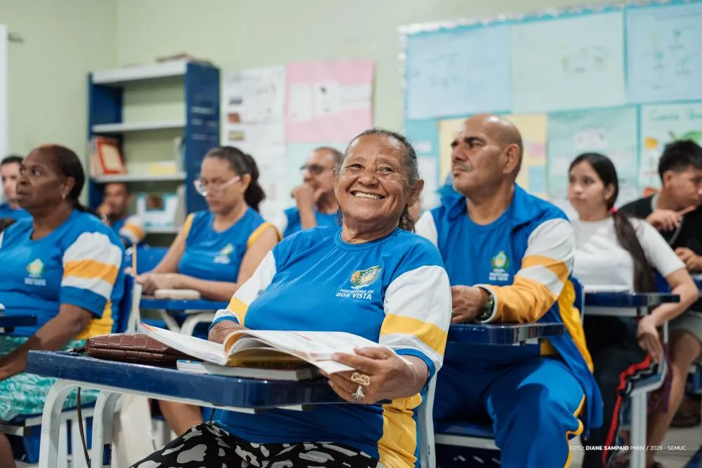 Entre cadernos, sonhos e afeto, mãe volta a estudar aos 74 anos com apoio da filha