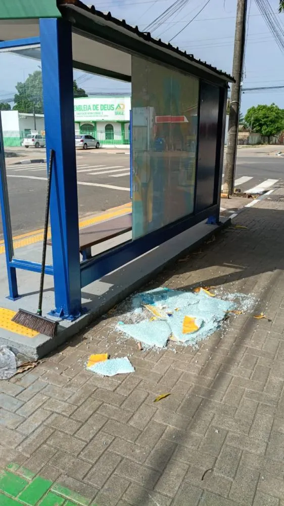 Atos de vandalismo danificam paradas de ônibus em Boa Vista