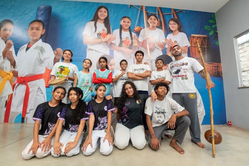 Capoeira une esporte, cultura e formação cidadã no Centro de Convivência da Juventude