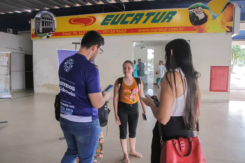 Passageiros e usuários da Rodoviária Internacional de Boa Vista recebem informações sobre tráfico humano