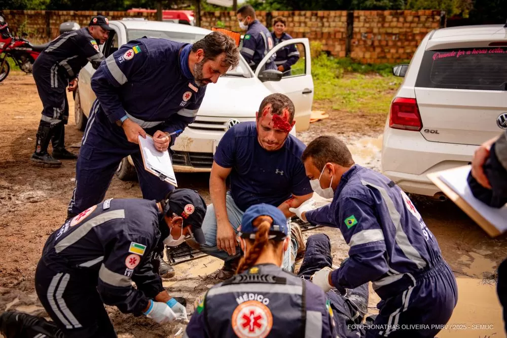 Socorristas participam de simulado com cenário realístico de acidente de trânsito