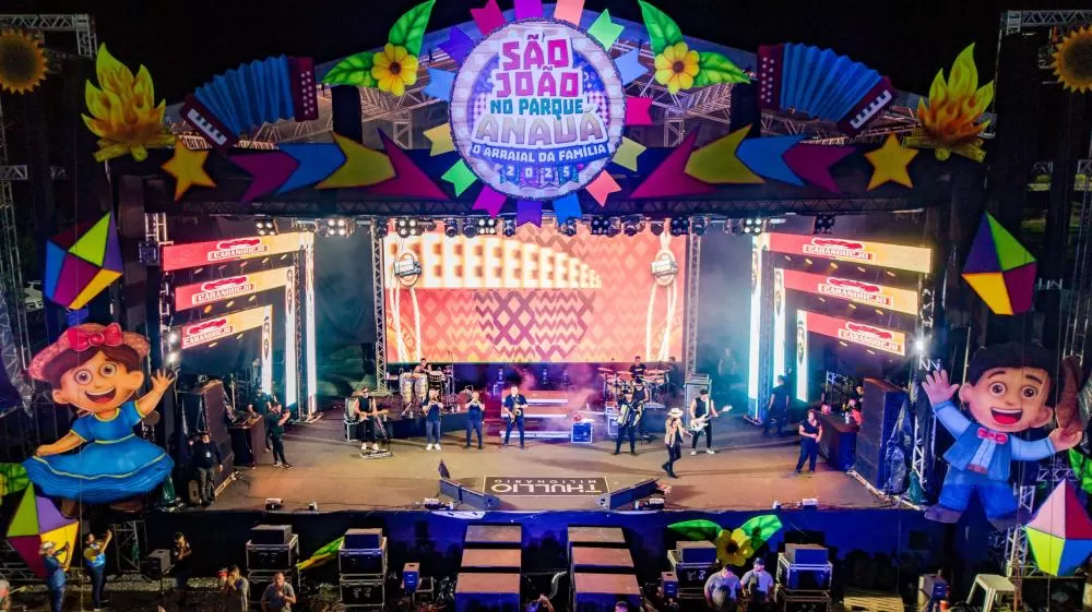 Thullio Milionário levanta o público na terceira noite do São João no Parque Anauá