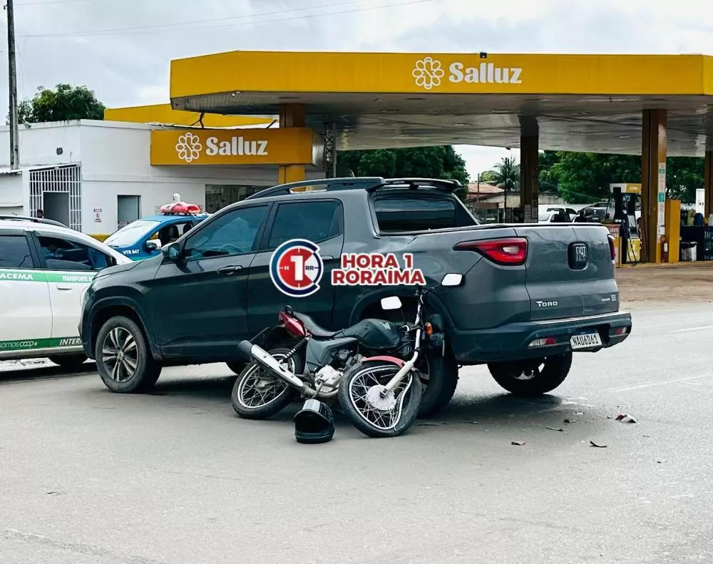 Motociclista sofre corte na face após colidir com pick-up no Buritis